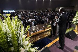 In "Verbundenheit": Hunderte trauern in Houston um George Floyd