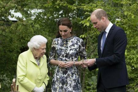 Die Queen bei einem Auftritt mit William und Kate