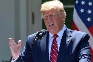 "Rutschige Rampe"? Donald Trump erklärt seinen Wackel-Auftritt