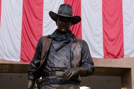 Eine Statue am John-Wayne-Flughafen in Santa Ana