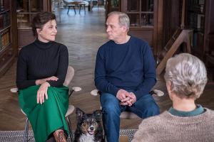 "Und wer nimmt den Hund?": Das wohlsituierte Paar Doris (Martina Gedeck) und Georg (Ulrich Tukur) stehen vor den Trümmern se...