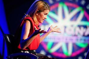 Anke Engelke stürzt bei "Wer wird Millionär?" ab