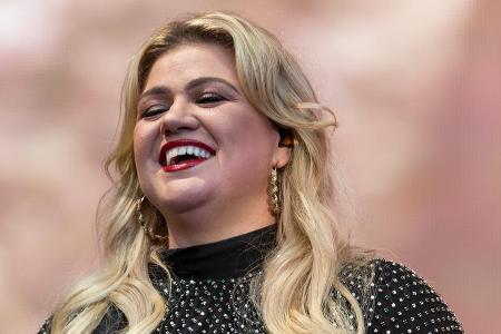 Kelly Clarkson darf sich über ihren ersten Daytime Emmy Award freuen. Kelly Clarkson darf sich über ihren ersten Daytime Emmy Award freuen.