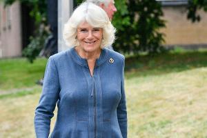 Ganz leger: Herzogin Camilla strahlt im Jeanskleid