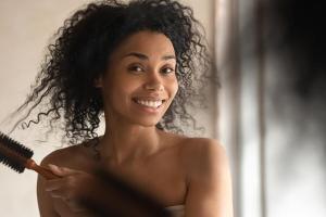 Keine Lust auf Föhnen? So trocknen die Haare richtig an der Luft