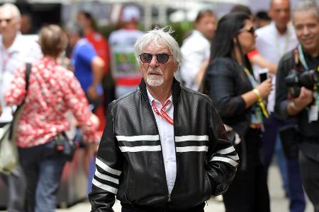 Wenn Bernie Ecclestone durch die Formel-1-Boxengasse schreitet, sind alle Blicke auf ihn gerichtet