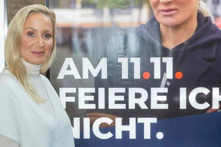 Unter anderem wirbt Janine Kunze für das Alkoholverbot am 11. November. Unter anderem wirbt Janine Kunze für das Alkoholverbot am 11. November.