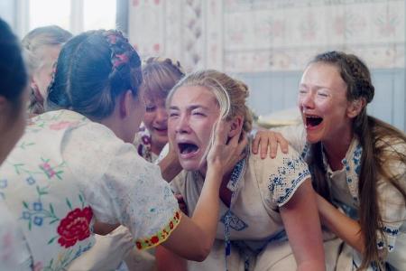 Horror kann auch hell: Das bewies Florence Pugh (Mitte) im vergangenen Jahr im Film Horror kann auch hell: Das bewies Florence Pugh (Mitte) im vergangenen Jahr im Film
