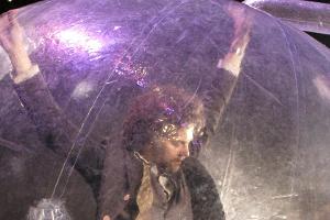 Irre Idee: Die Flaming Lips stecken Konzertbesucher in Plastikkugeln