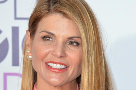 Schauspielerin Lori Loughlin muss zwei Monate im Gefängnis verbüßen. Schauspielerin Lori Loughlin muss zwei Monate im Gefängnis verbüßen.