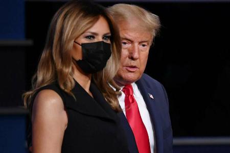 Melania und Donald Trump auf der Bühne bei der TV-Debatte