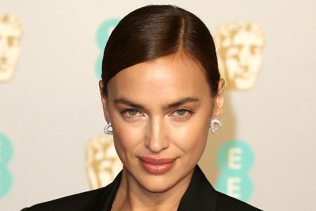 Model Irina Shayk nutzt Eiswürfel, um ihrer Gesichtshaut Gutes zu tun.