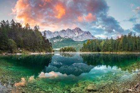 Der Eibsee im Wettersteingebirge ist besonders im Herbst einen Abstecher wert.