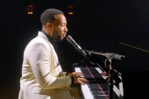 John Legend performt unter Tränen für Ehefrau Chrissy Teigen