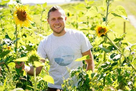 Rinderzüchter Patrick hat Sonnenblumen an seine Auserwählten verteilt.