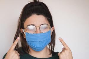 Beschlagene Gläser bei Kälte? So harmonieren Brille und Maske