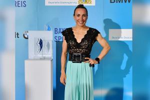 Triathletin Anne Haug strahlt beim Sportpreis in München