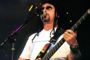 Tony Lewis: Sänger und Bassist von The Outfield ist gestorben