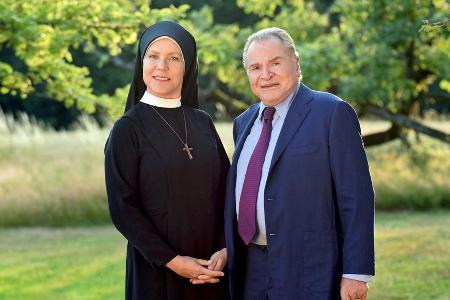 Schwester Hanna (Janina Hartwig) und Bürgermeister Wöller (Fritz Wepper)