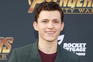 Tom Holland trägt als Spider-Man gleich zwei Masken