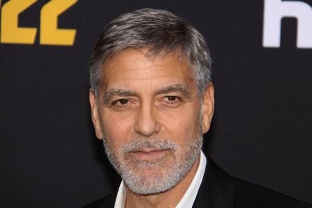 George Clooney auf einem Event im vergangenen Jahr - offenbar mit selbstgeschnittenen Haaren. George Clooney auf einem Event im vergangenen Jahr - offenbar mit selbstgeschnittenen Haaren.
