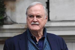 Ärger um John Cleese: "Monty Python"-Star äußert sich transphob