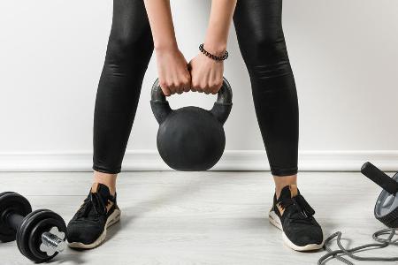Kettlebells eignen sich ideal für Krafttraining zu Hause. Kettlebells eignen sich ideal für Krafttraining zu Hause.