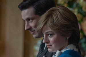 "The Crown": Emma Corrin würde vor Harry und William flüchten