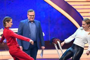 Stefanie Hertel (r.) gewinnt bei "Schlag den Star" gegen Cathy Hummels. In der Mitte: Moderator Elton.