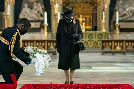 Queen Elizabeth II. mit Mund-Nasen-Schutz in der Westminster Abbey in London