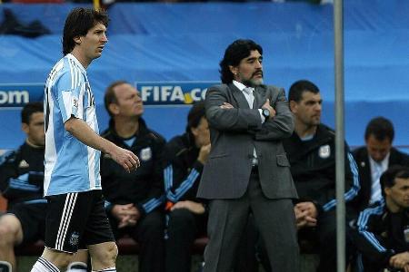 Lionel Messi (li.) nimmt Abschied von Diego Maradona.