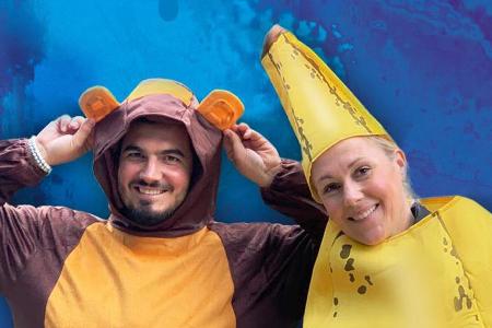 Bettina Wulff verkleidete sich für den Karnevalsverein als Banane, neben ihr ihr Podcast-Mitstreiter Nico Röger als Bär. Bettina Wulff verkleidete sich für den Karnevalsverein als Banane, neben ihr ihr Podcast-Mitstreiter Nico Röger als Bär.