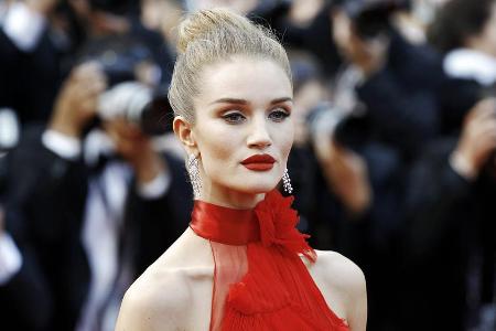 Schauspielerin Rosie Huntington-Whiteley überzeugt in Rot.