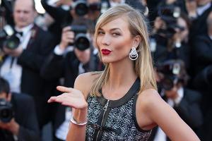 Karlie Kloss zeigt ihren Babybauch in rotem Bikini