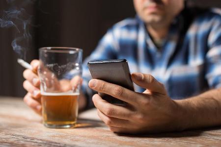 Langeweile und Stress können den Konsum von Zigaretten und Alkohol fördern. Langeweile und Stress können den Konsum von Zigaretten und Alkohol fördern.