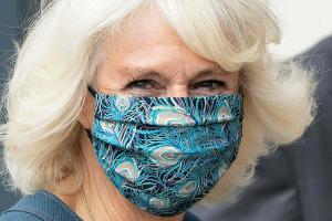 Herzogin Camilla zeigt sich mit schicker Pfauenmaske
