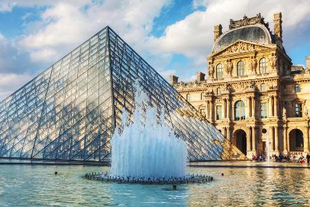 Die berühmte Glaspyramide im Innenhof des Louvre in Paris.