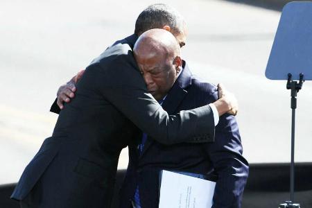 Der ehemalige US-Präsident Barack Obama mit John Lewis (vorne)