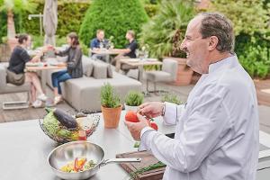 Johann Lafer in seiner Outdoor-Kochschule