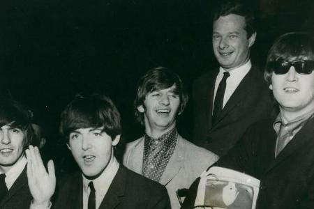 Brian Epstein (hinten) mit seiner Entdeckung des Jahrtausends, den Beatles. Brian Epstein (hinten) mit seiner Entdeckung des Jahrtausends, den Beatles.