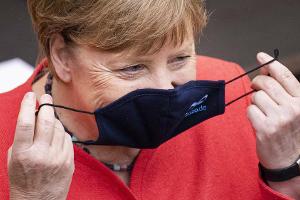 Angela Merkel zeigt sich öffentlich mit Maske