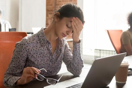 Stress und Verspannungen im Nacken können zu Kopfschmerzen führen.