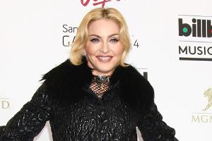 Mit 61 Jahren: Madonna lässt erneut ihre Hüllen fallen