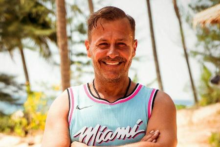 Willi Herren dreht am Strand von Thailand für 