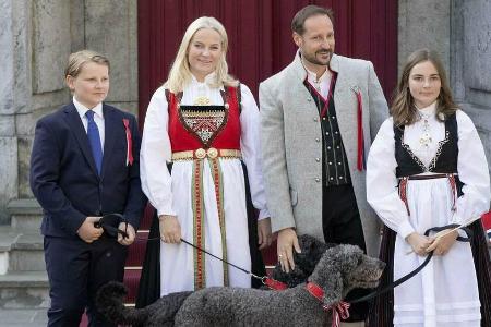 Die norwegische Kronprinzenfamilie grüßt mit einem Sommer-Shooting. Die norwegische Kronprinzenfamilie grüßt mit einem Sommer-Shooting.