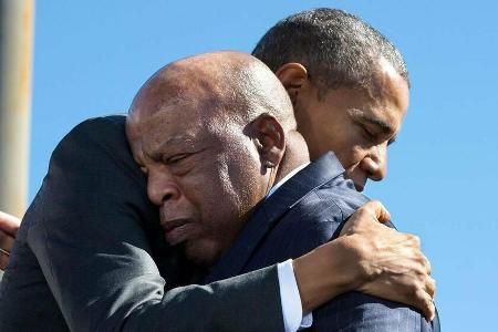 US-Präsident Barack Obama und der Abgeordnete John Lewis (vorne) bei einer Gedenkveranstaltung im Jahr 2015