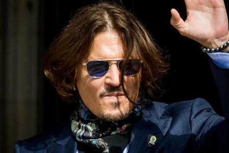 Johnny Depp vor dem Gerichtsgebäude in London