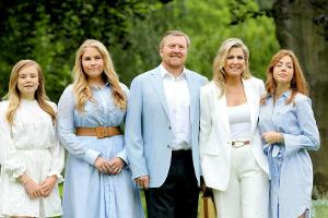 Blau-Weiß-Looks: Neues Familienfoto der niederländischen Royals
