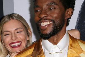 Für Sienna Miller verzichtete Chadwick Boseman auf viel Geld
