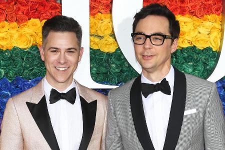 Jim Parsons (r.) und sein Ehepartner Todd Spiewak